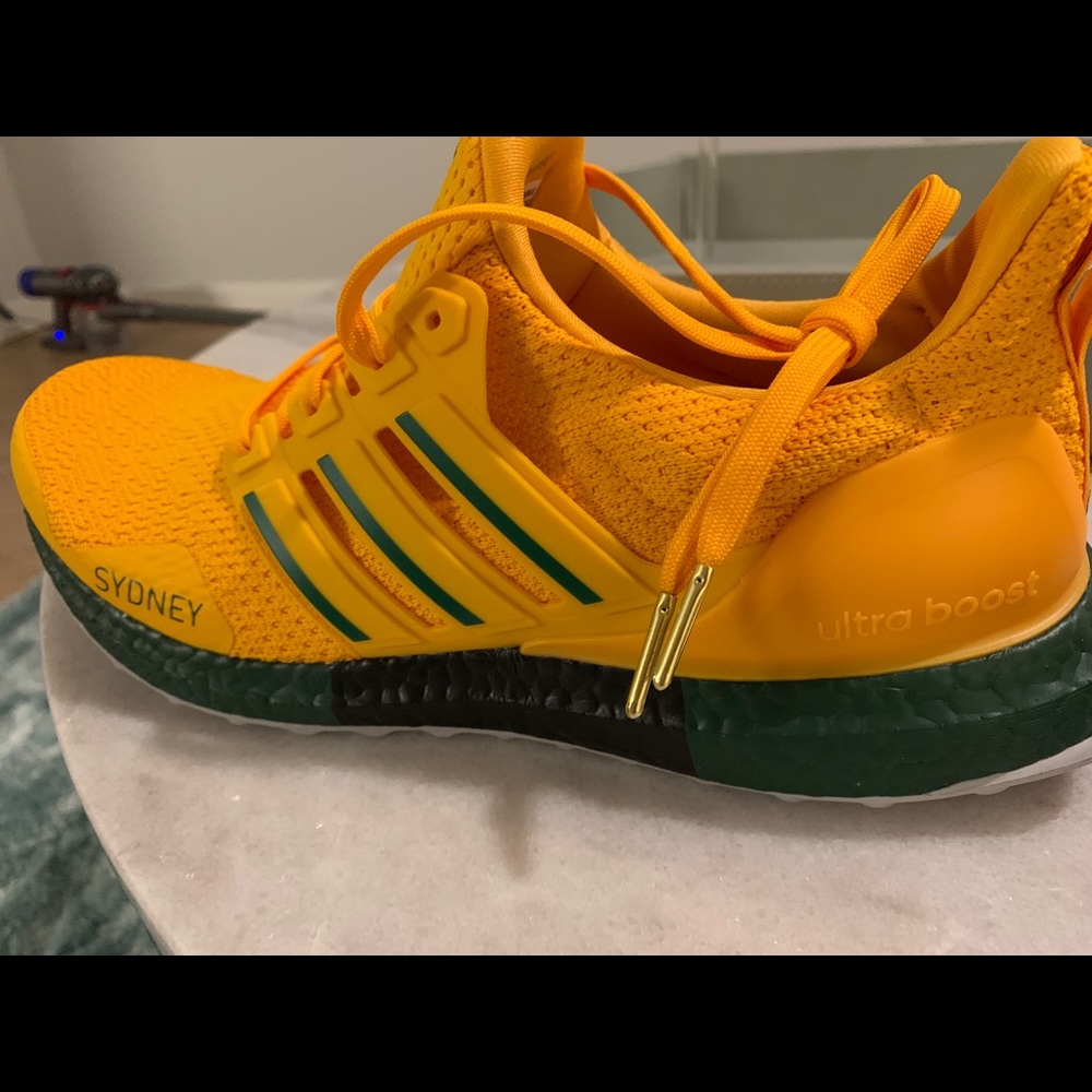 ADIDAS ULTRABOOST DNA SYDNEY SHOES SIZE 9